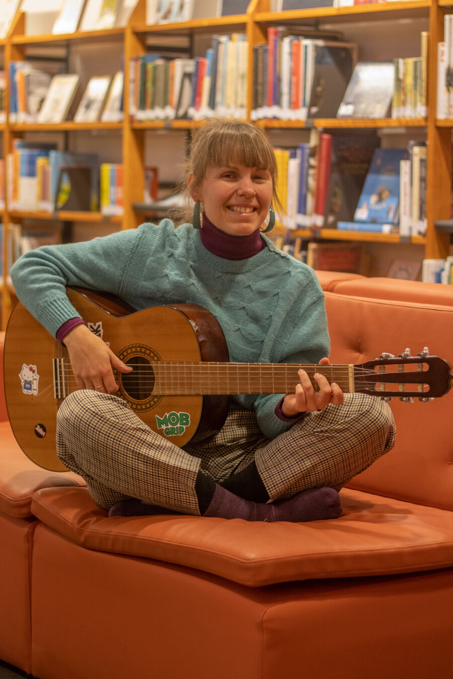 Ann Charlott med gitar i barneavdelingen Foto Anna Brenna-Lund