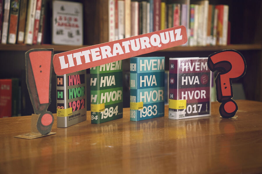 Bilde av en rekke Hvem, hva, hvor bøker med et skilt over klipt ut i papp som sier Litteraturquiz