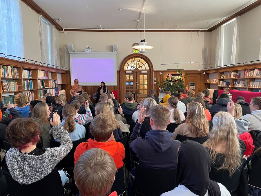 Skolebesøk Dyp debatt Nancy Hertz 