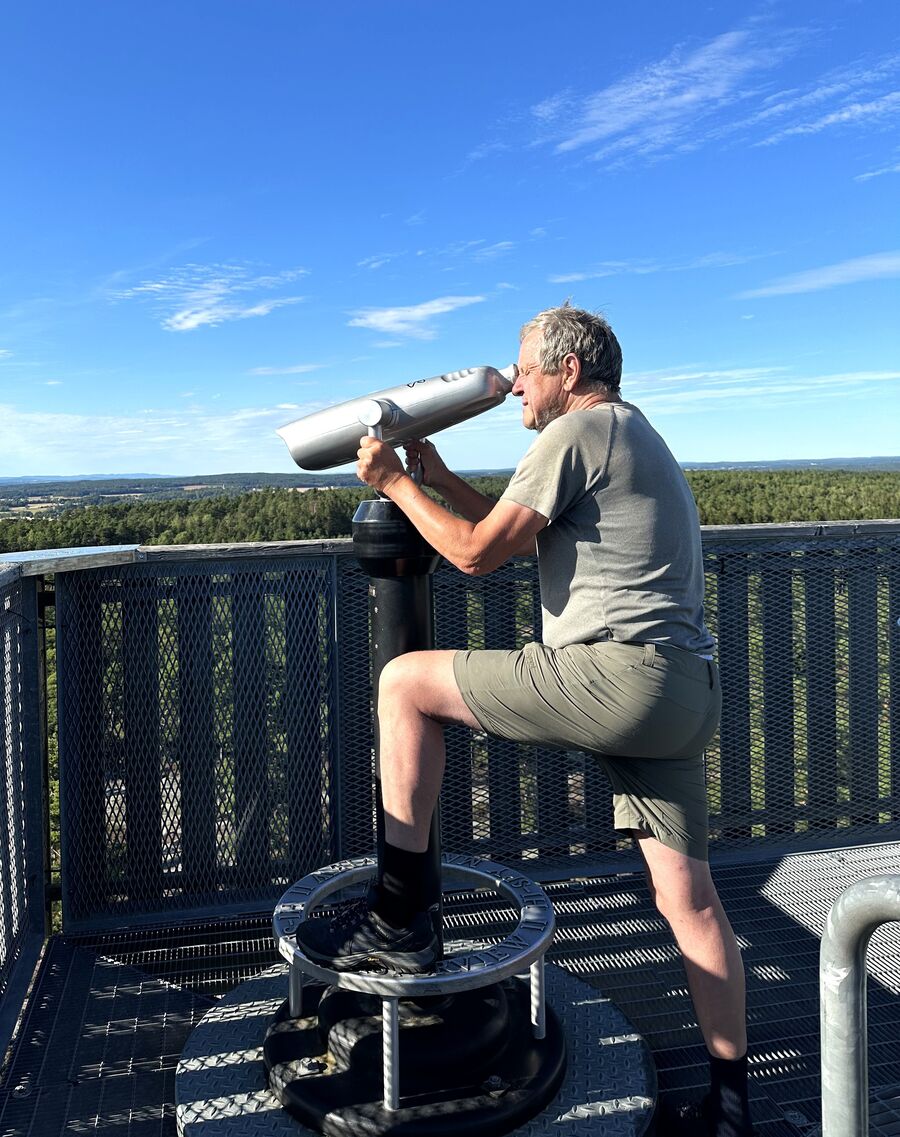 Svein Syversen i utkikstårn med kikkert 